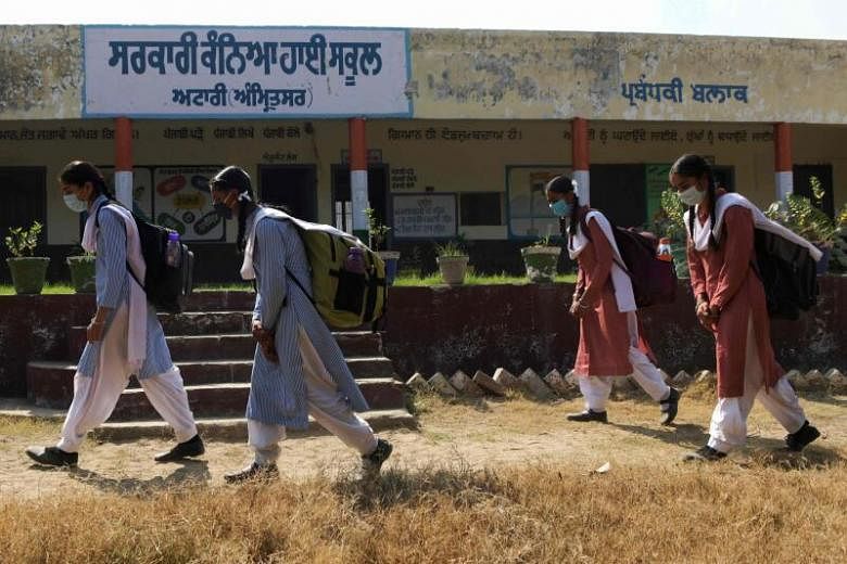 Sekolah swasta berbiaya rendah di India berjuang untuk bertahan hidup dalam pandemi karena orang tua gagal membayar uang sekolah