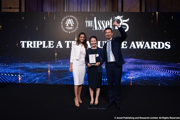 Violas Xiao, CEO Lokal Singapura, XTransfer (Tengah), menerima penghargaan pada upacara tersebut dengan perwakilan Deutsche Bank.