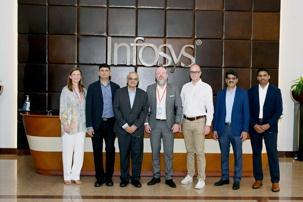 Dinesh Rao, Wakil Presiden Eksekutif, Co-Head of Delivery, Infosys dan Kim Krogh Andersen, Eksekutif Grup, Produk dan Teknologi, Telstra bersama dengan para pemimpin Infosys dan Telstra